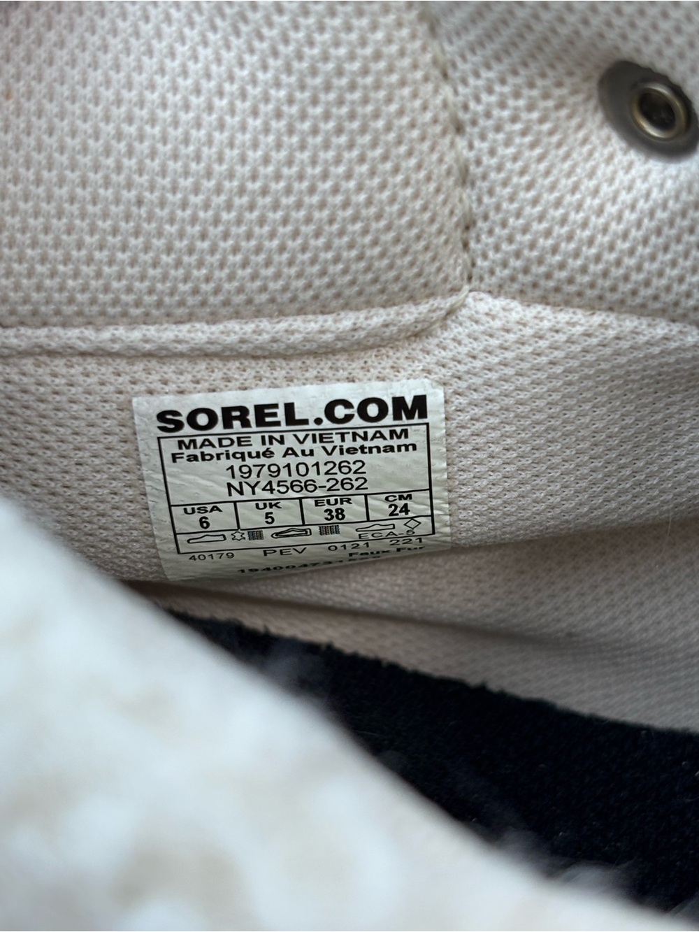 SOREL OUT ‘N ABOUT CONQUEST BOOTS WITH FLEECE COLLARS (Size 6 US) - Picture 10 of 10